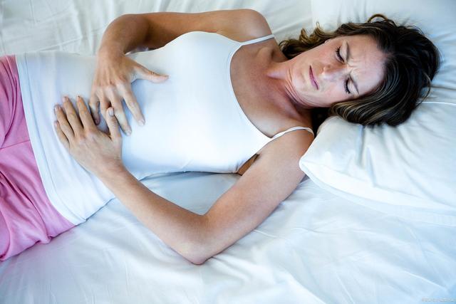 慢性胃炎别不当回事，提醒：身体亮起“三盏灯”，或者胃癌的早期信号